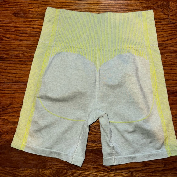Gymshark Hyper Amplify Shorts - Light Grey Marl/Lime - Picture 2 of 4